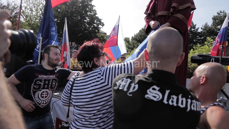 Antifa-vs-Magat-proti-imigrantom-Bratislava-2016-v8_2-postpravda.00_15_23_00.Still016